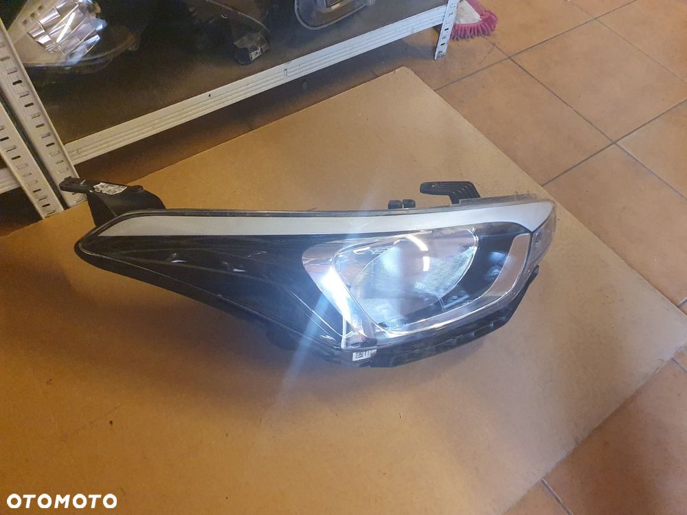 REFLEKTOR PRAWY HYUNDAI I20 II 14- EUROPA - 2