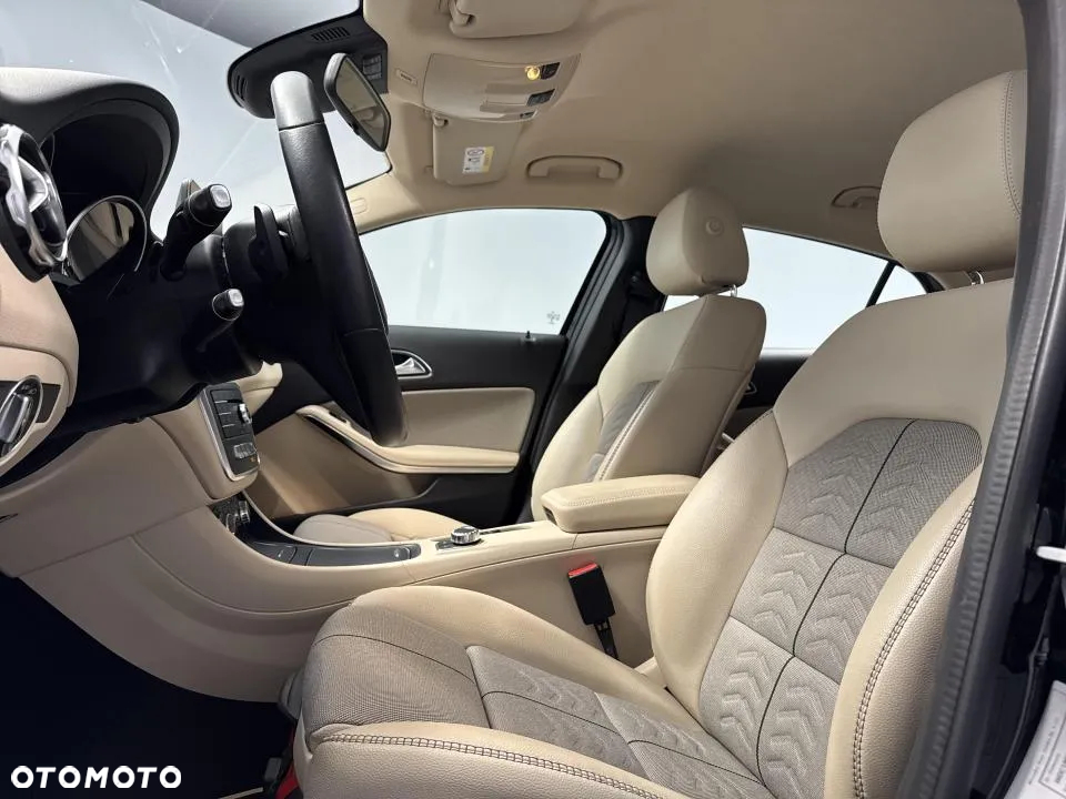 Mercedes-Benz GLA 200 7G-DCT - 11