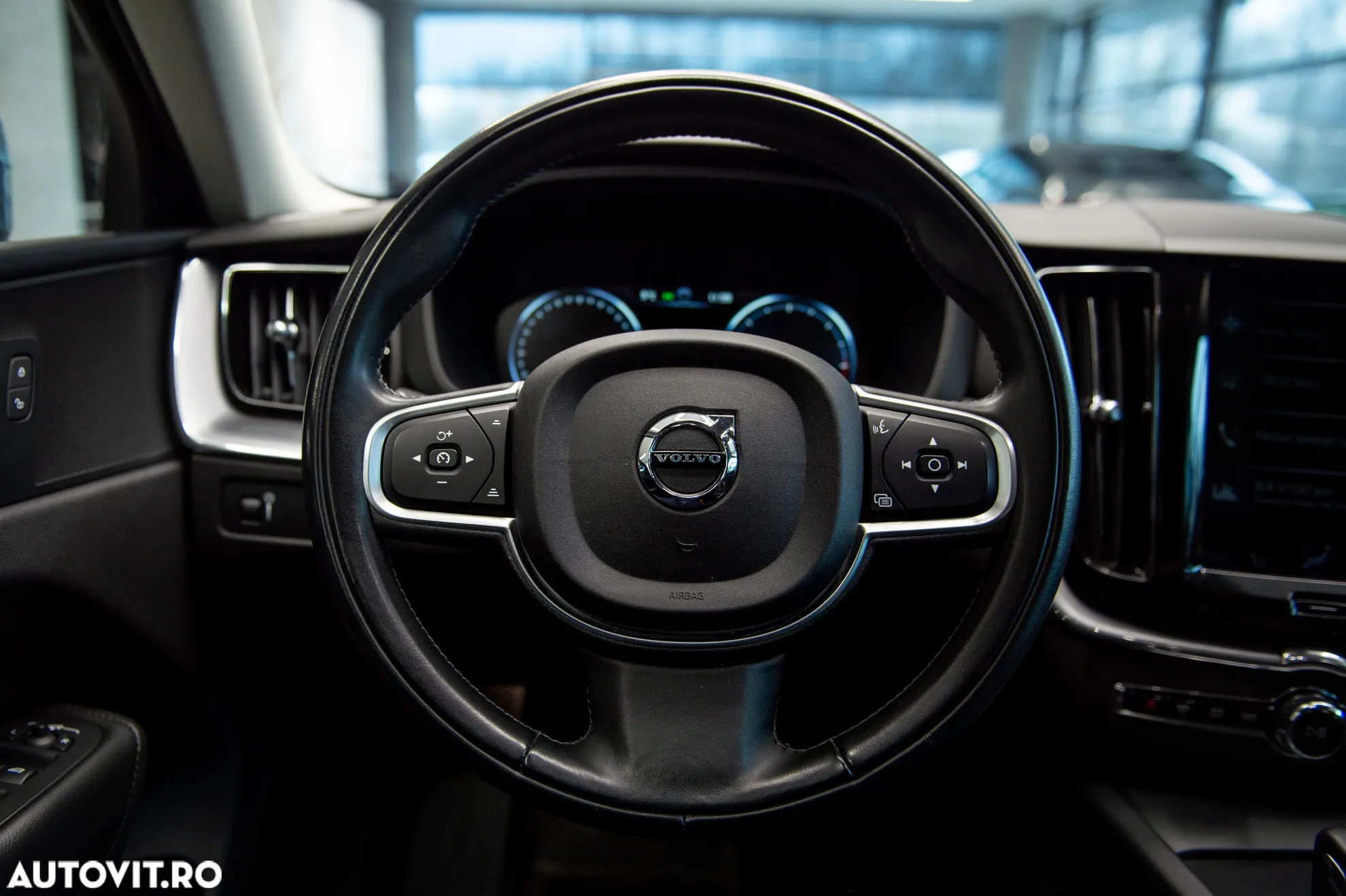 Volvo XC 60 B4 MHEV AWD Momentum Pro - 18