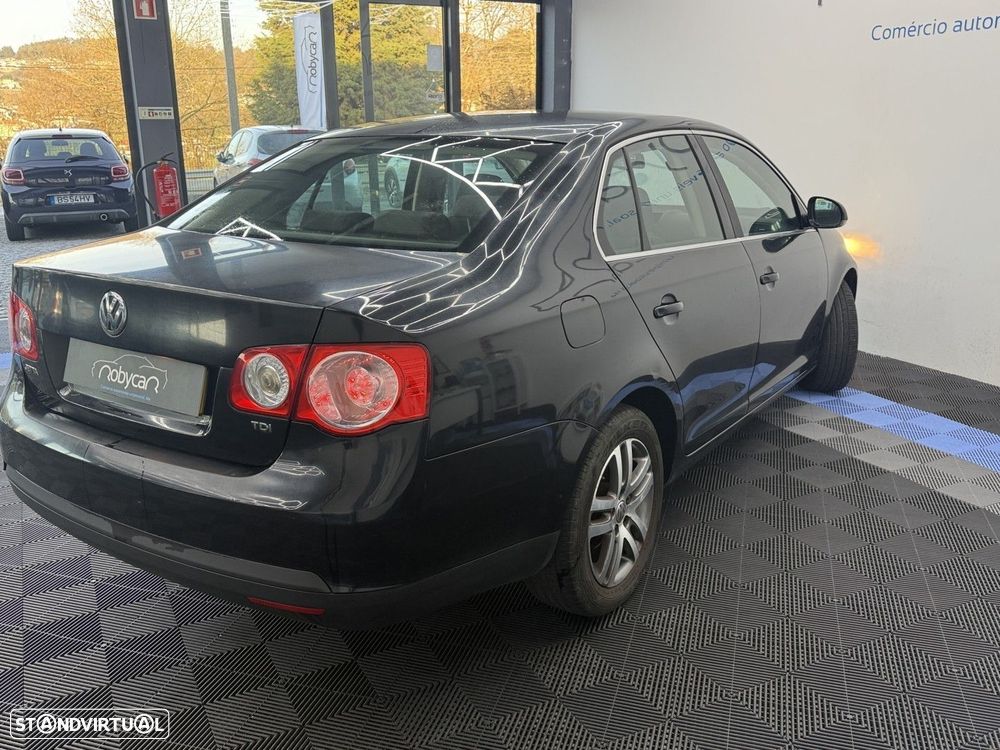 VW Jetta 1.9 TDi Confortline - 4