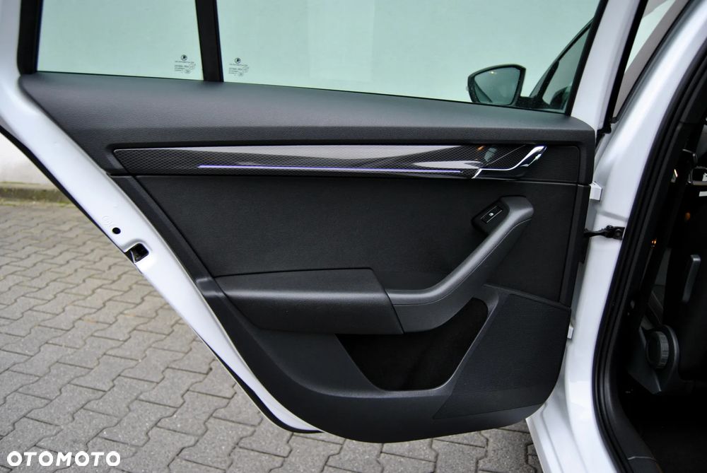 Skoda Octavia Combi 2.0 TDI DSG RS - 26