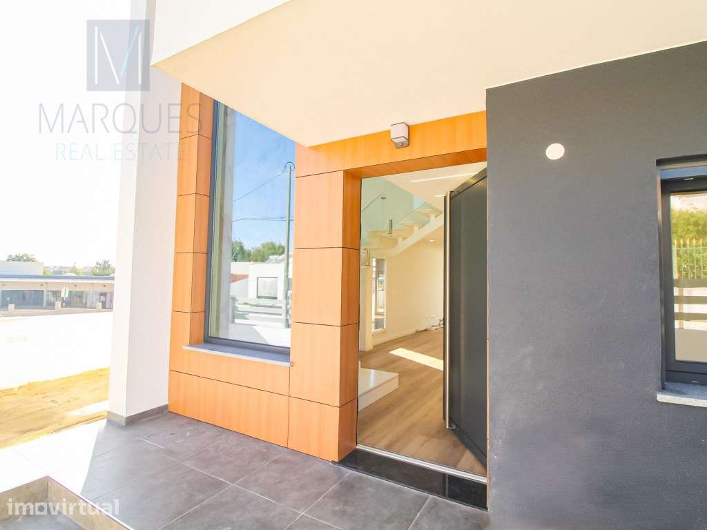 Moradia V4 com Garagem, Jardim e Piscina nas Quintinhas - Charneca ... - Grande imagem: 2/30