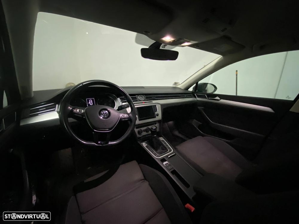 VW Passat 2.0 TDI Confortline - 11