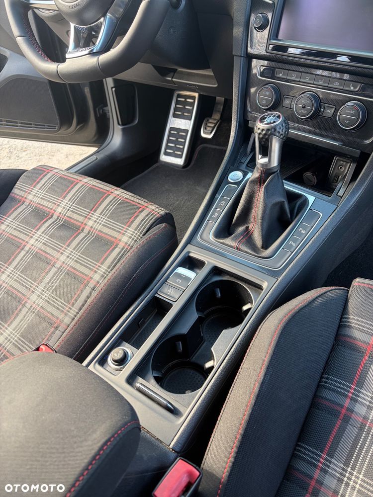Volkswagen Golf - 23