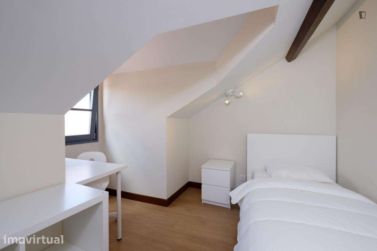 Quarto - localizado em Baixa Coimbra - Grande imagem: 2/17