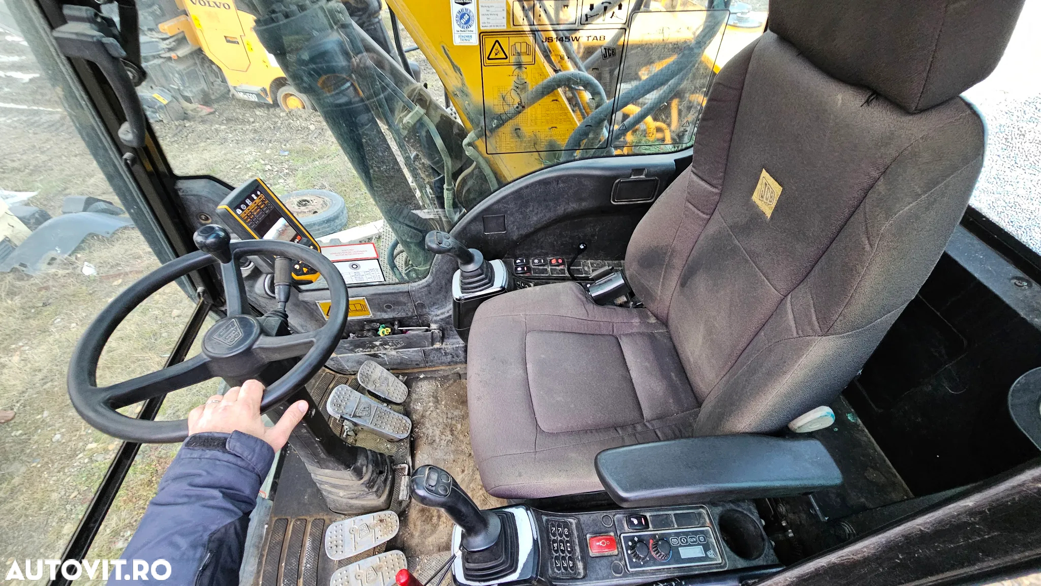 JCB JS 145 W Excavator pe roti - 8