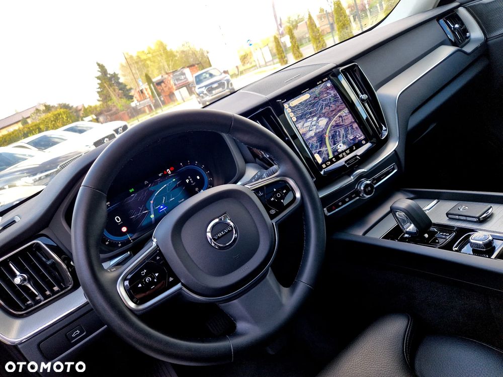 Volvo XC 60 B4 B Plus Dark - 23