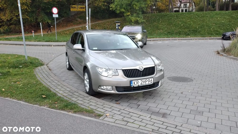 Skoda Superb 2011 photo 2
