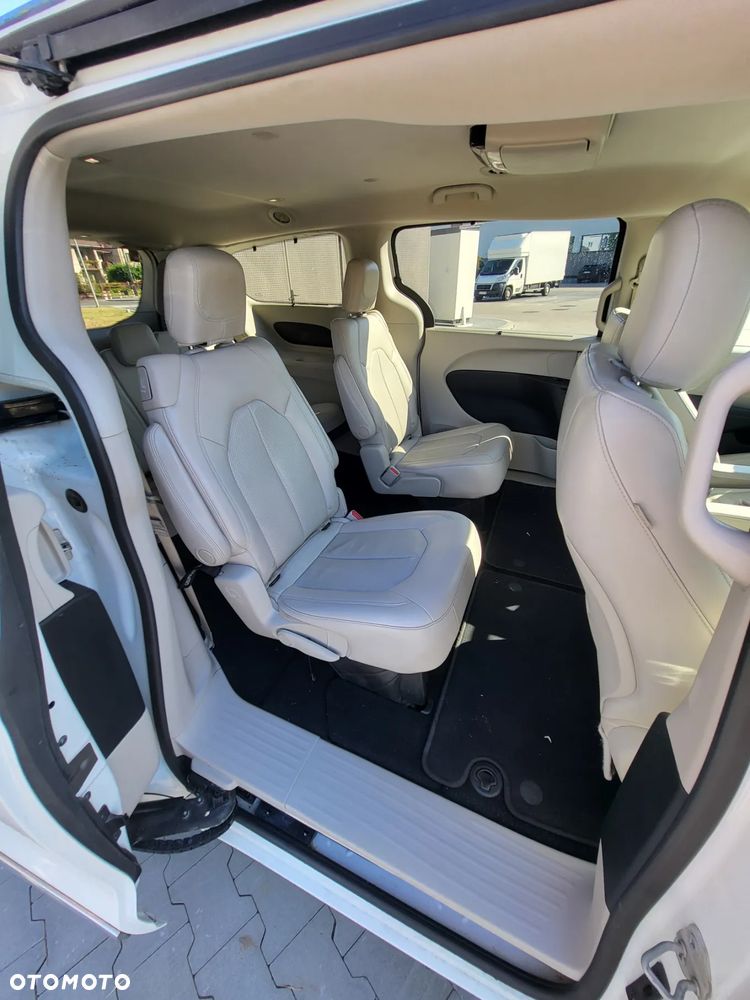 Chrysler Pacifica - 16