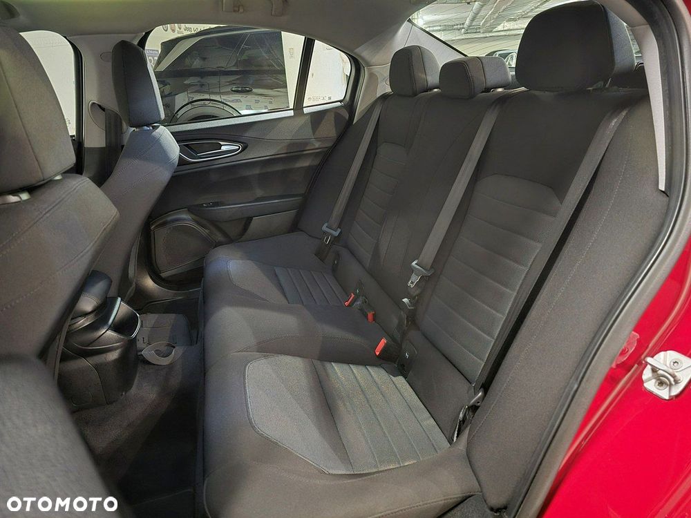 Alfa Romeo Giulia - 16