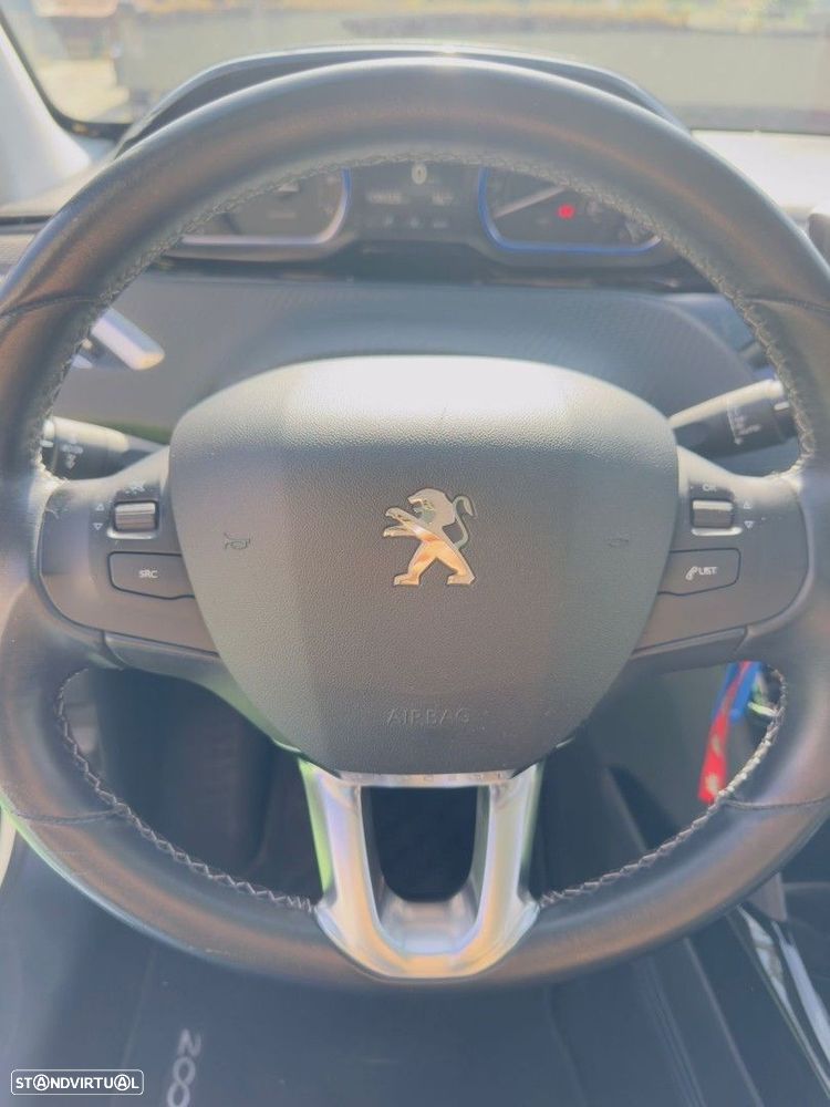 Peugeot 2008 1.2 PureTech Allure - 24