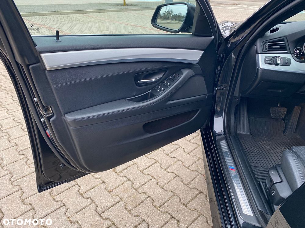 BMW Seria 5 525d xDrive - 6