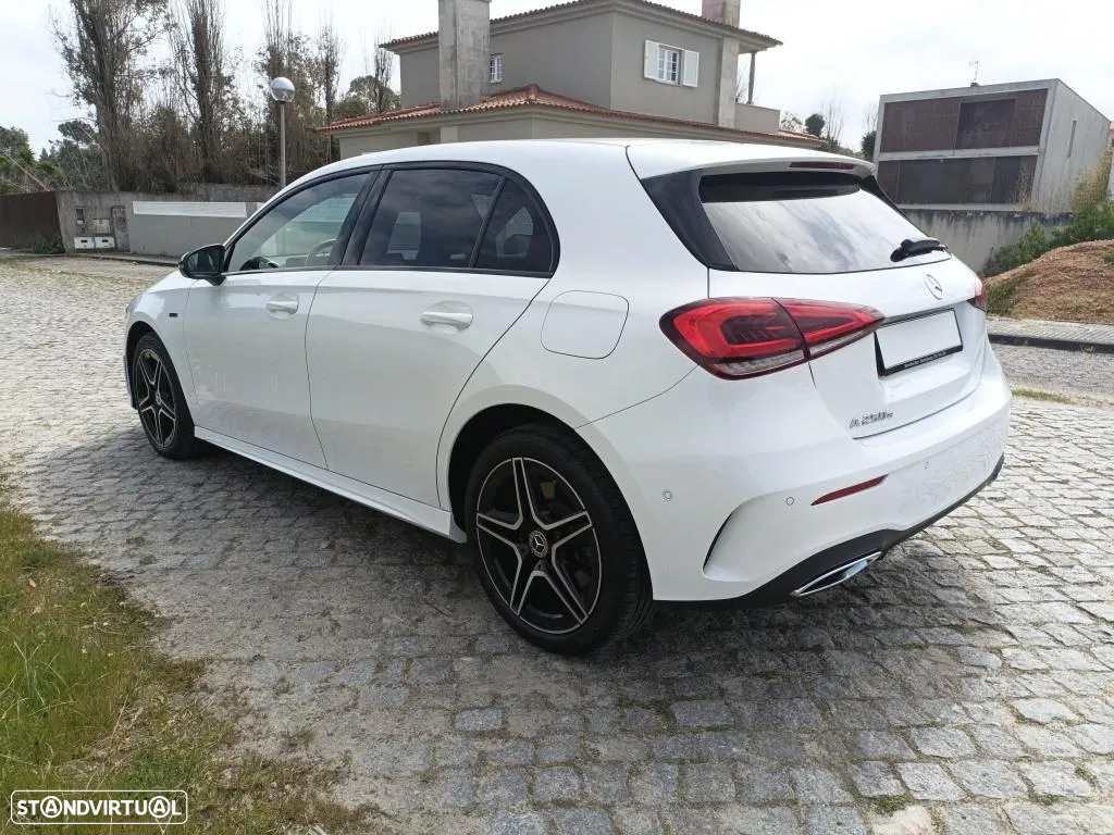 Mercedes-Benz A 250 e AMG Line - 12