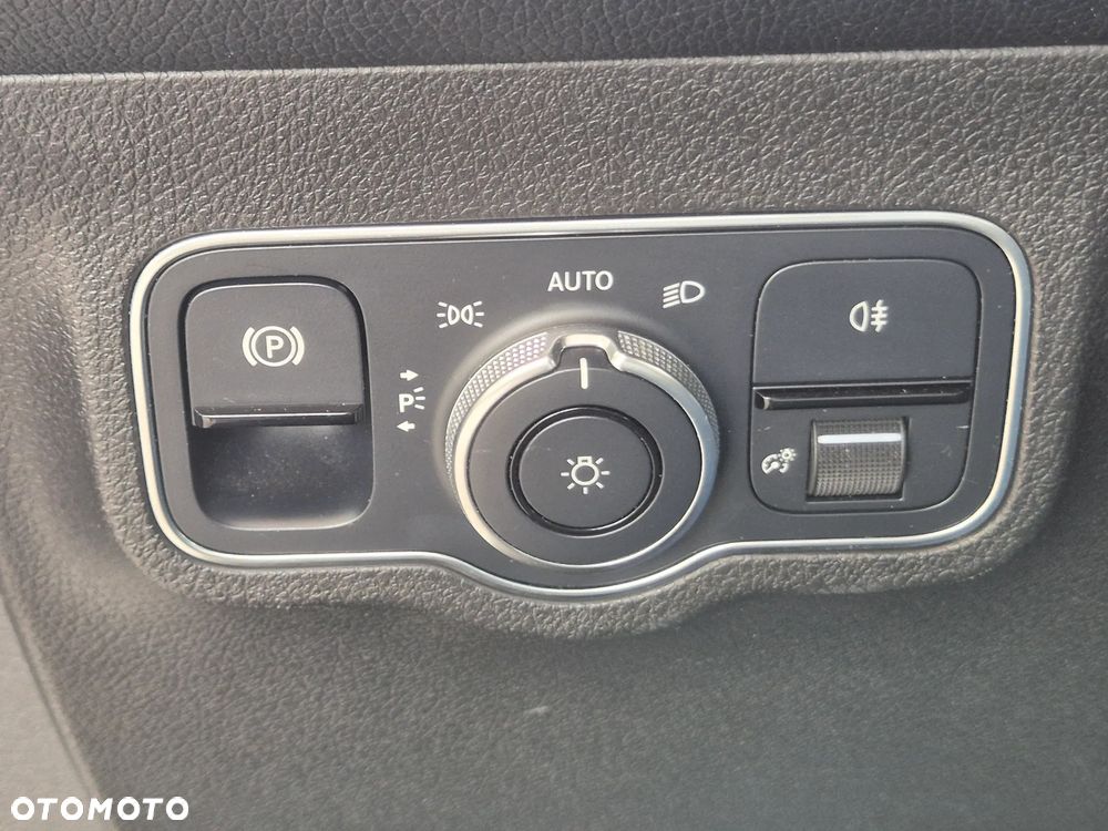 Mercedes-Benz GLB 200 7G-DCT - 24