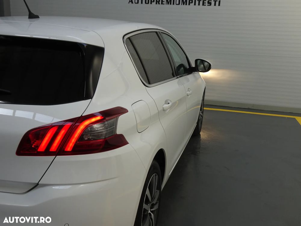 Peugeot 308 1.2 L PureTech Turbo S&S Allure - 17
