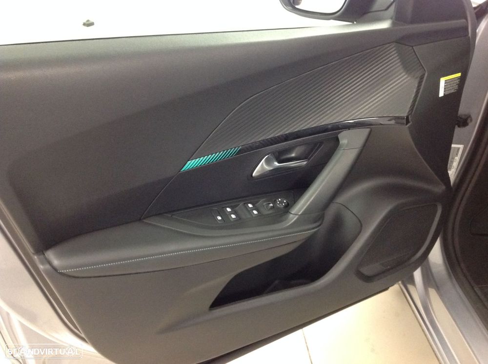 Peugeot 2008 1.2 PureTech Allure EAT8 - 14