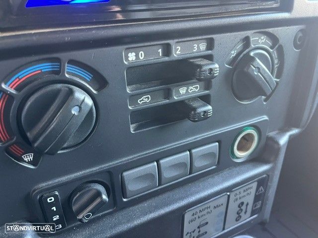 Land Rover Defender 90 2.4 CRD SE - 17