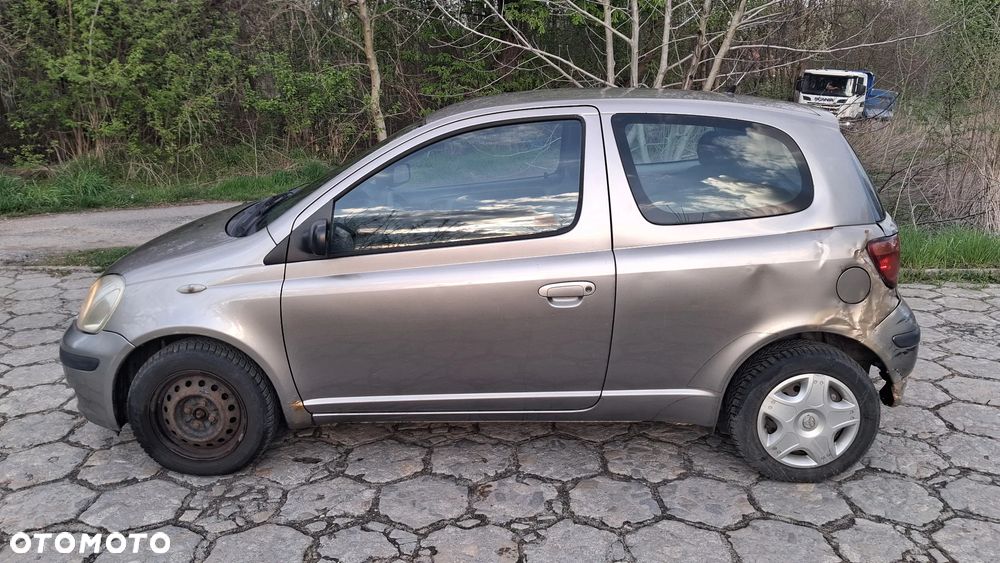 Na części Toyota Yaris I LIFT P1 silnik 1.0 1SZ-FE VVY-i lakier 1D2 skrzynia maska zderzak drzwi klapa szyba fotel kanapa lusterko lampa deska GWARANCJA !!! Przód Tył Zestaw Komplet Drzwi Klapa Zderzak Błotnik Maska Grill Atrapa Szyba Pas Lampa Lusterko Boczki Fotel Kanapa Kokpit Deska Rozdzielcza Przełącznik Włącznik Sterownik Przewody Wiązka Instalacja Moduł Komputer Czujnik Listwa Pompa Alternator Wtryski Głowica Rozrusznik Kompresor Sprzęgło Dwumas Silnik  Skrzynia ABS Klimatyzacji Paliwa Wspomagania Kolektor Turbina Przepustnica Zawór Chłodnica Koło Hak Belka Sanki Zawieszenie Mcpherson Półoś Amortyzator Wydech Tłumik Zacisk Most - 6