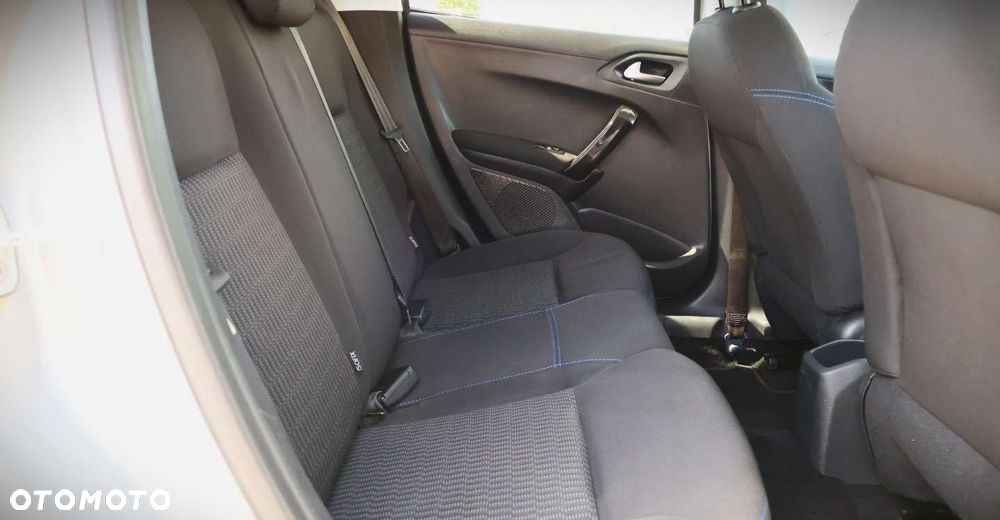 Peugeot 208 - 18