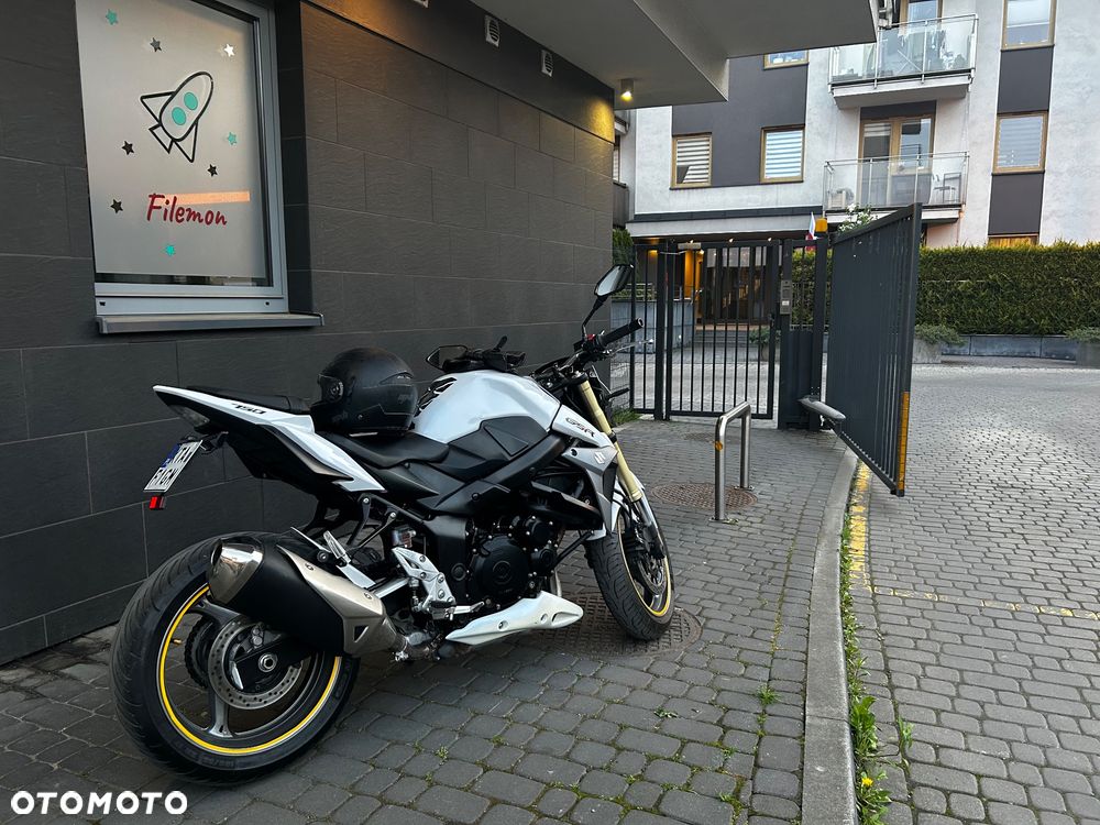 Suzuki GSR - 3