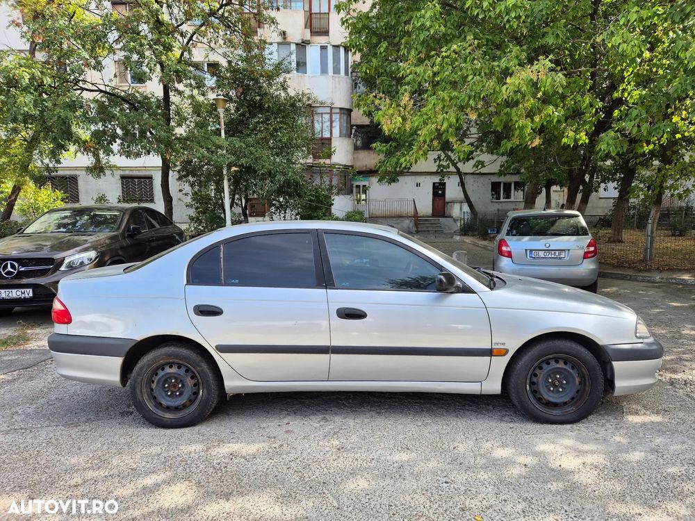 Toyota Avensis 1.6 Sdn. Linea Terra - 11