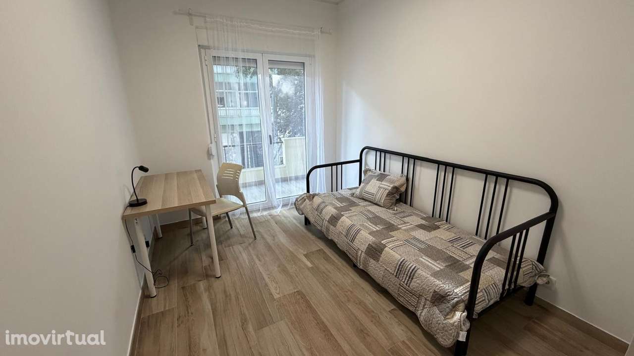 Quarto mobilado com varanda em Algés | Excelente localização - Grande imagem: 2/7