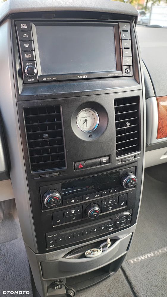 Chrysler Town & Country - 26