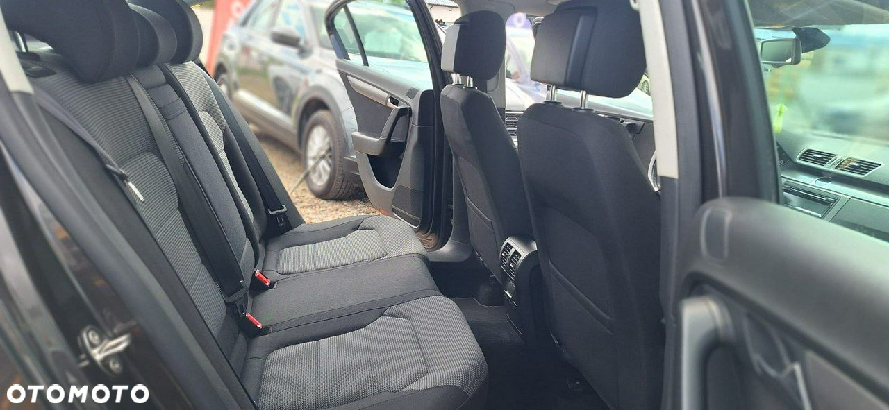 Volkswagen Passat - 12
