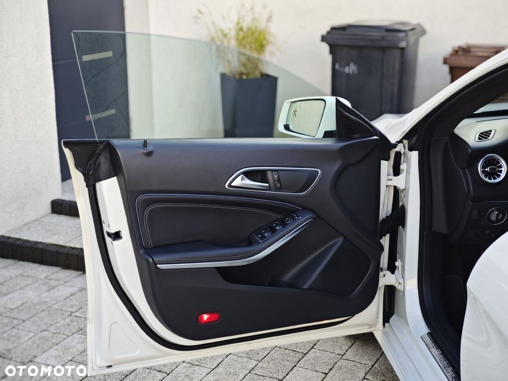 Mercedes-Benz CLA 180 7G-DCT - 22