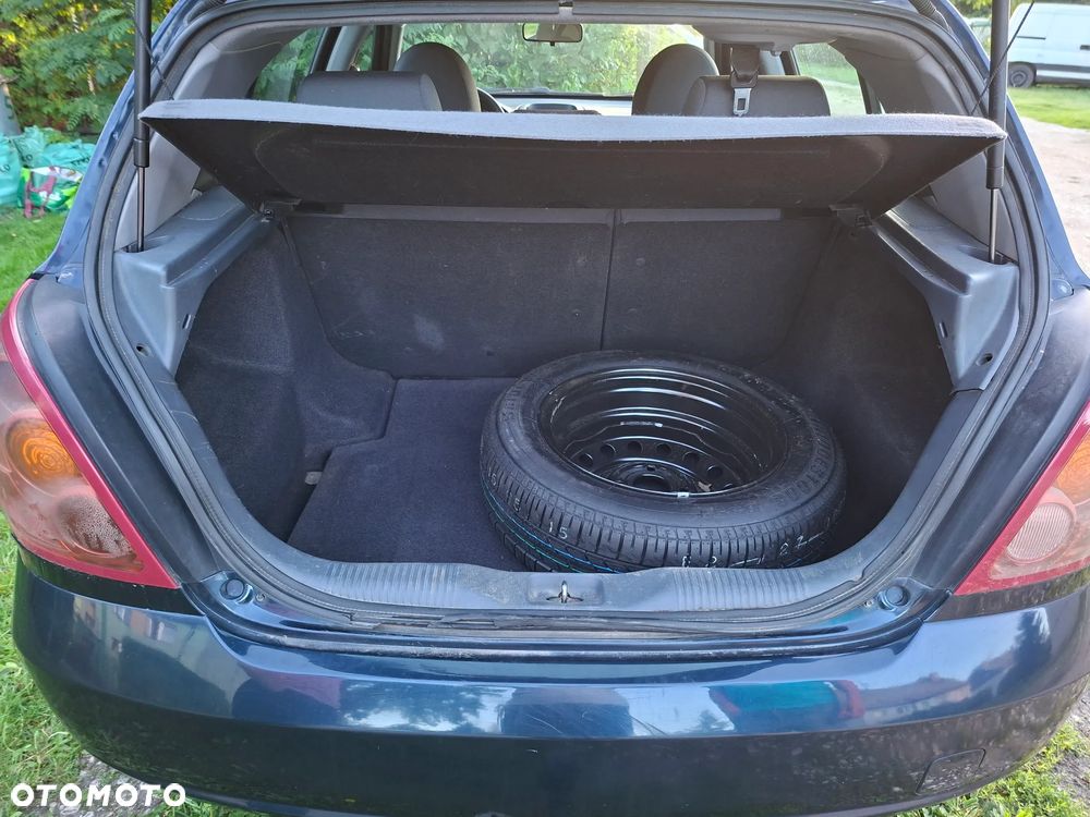 Nissan Almera 1.5 Base - 10
