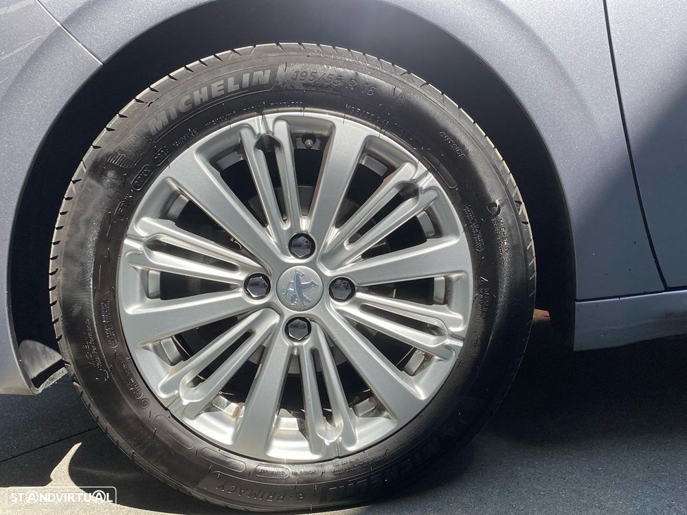 Peugeot 208 1.2 PureTech Signature - 18