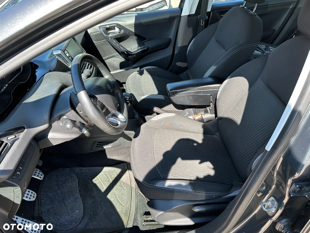 Peugeot 208 - 17
