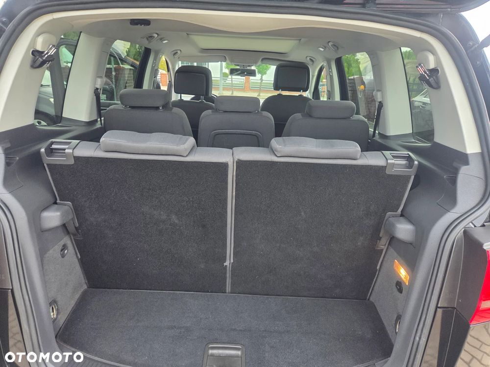 Volkswagen Touran - 12