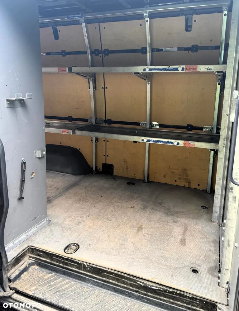Mercedes-Benz Sprinter - 14