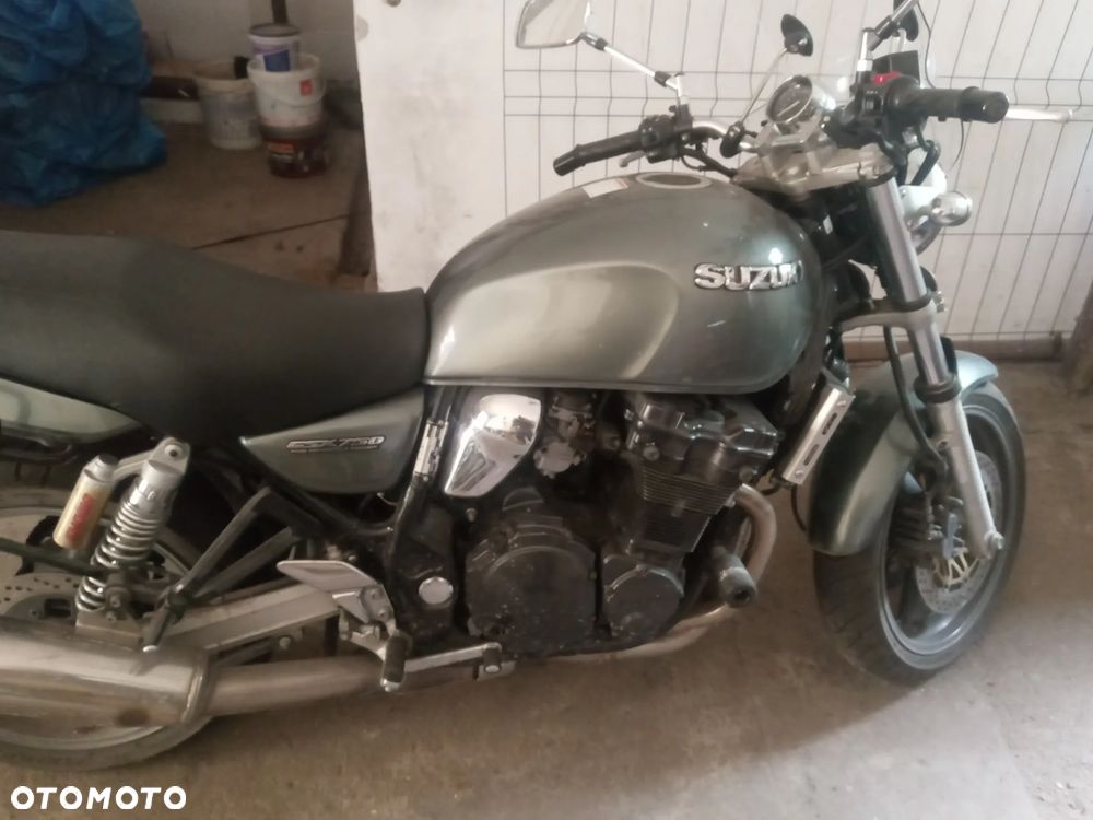 Suzuki GSX - 11