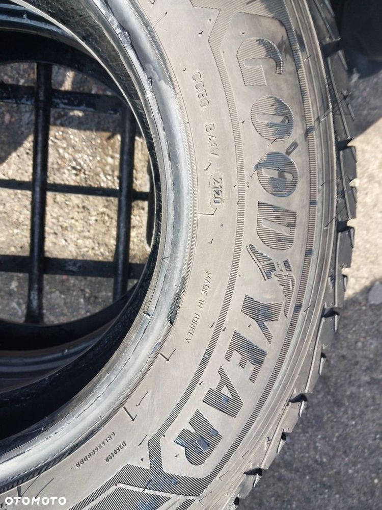 Opony zimowe 235.65.16c Goodyear - 3