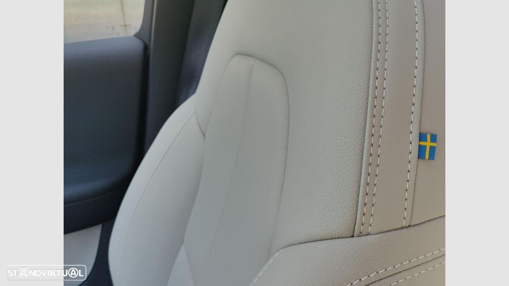 Volvo XC 40 2.0 B3 Plus Dark - 22