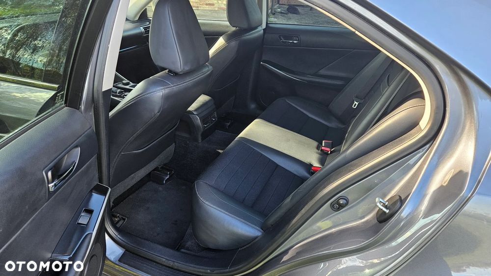 Lexus IS 300h Elegance - 11