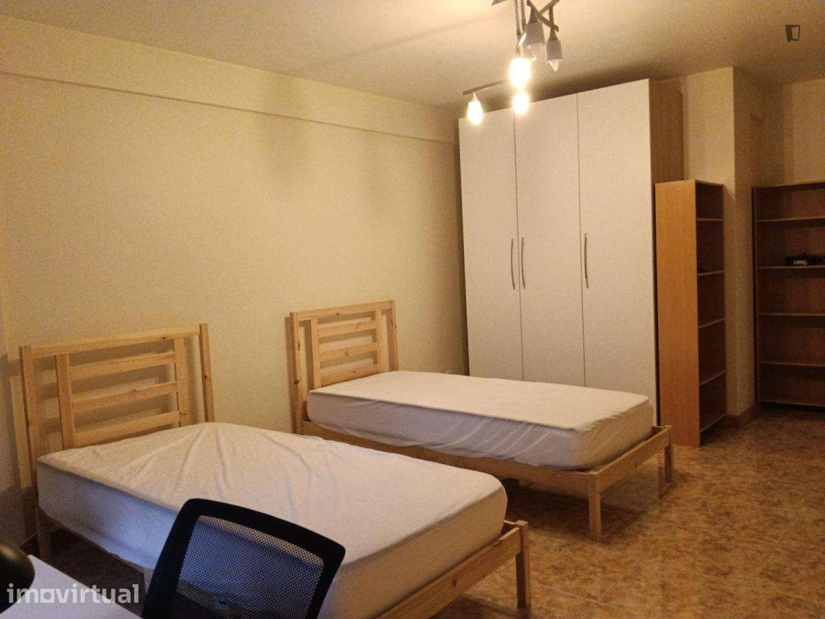 Quarto - localizado em Senhora da Hora Porto - Grande imagem: 2/7