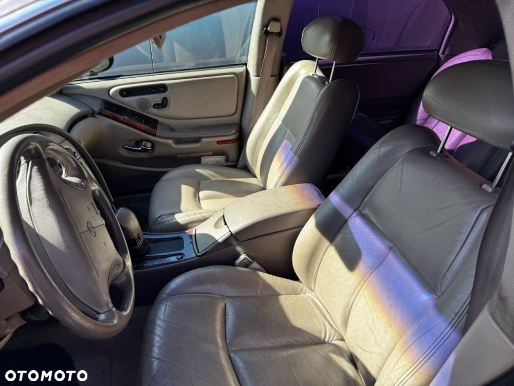 Oldsmobile Aurora - 6