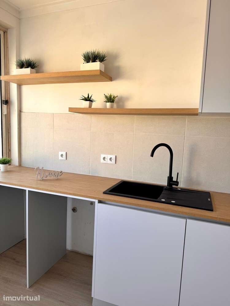Vende-se apartamento T2 localizado na Quinta do Conde, no 1.º andar - Grande imagem: 2/15