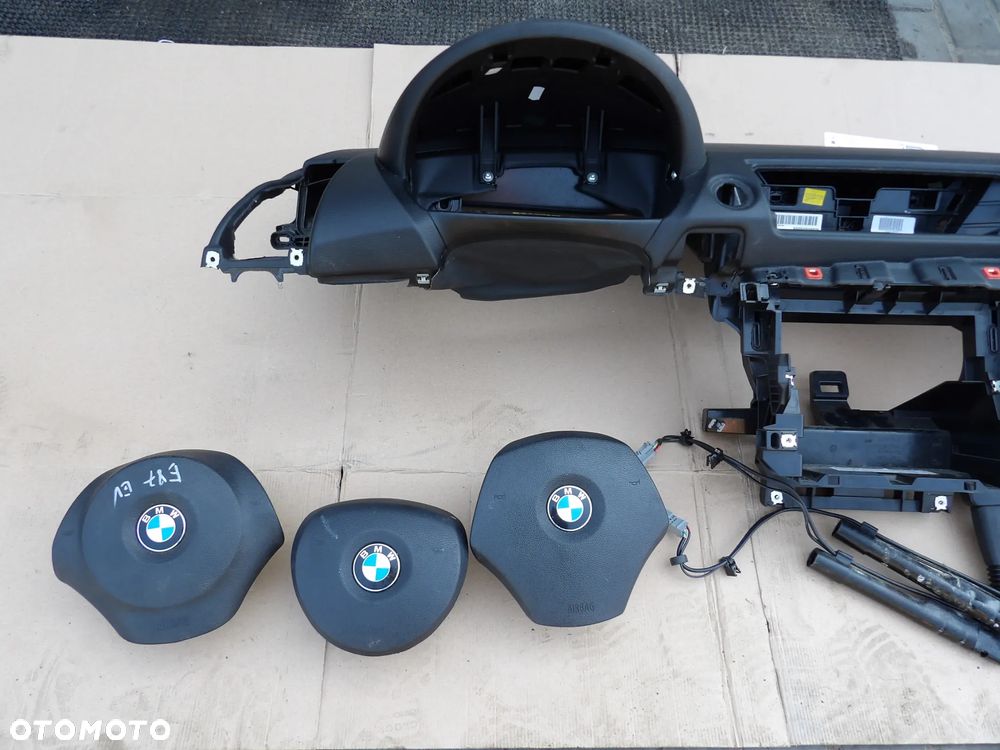 BMW - E87 - DESKA ROZDZIELCZA - KOKPIT - KONSOLA - BEZ NAVI - PO LIFT - PODUSZKA KIEROWCY I PASAŻERA - NAPINACZE - DEMONTAŻ - ORYGINAŁ - 2
