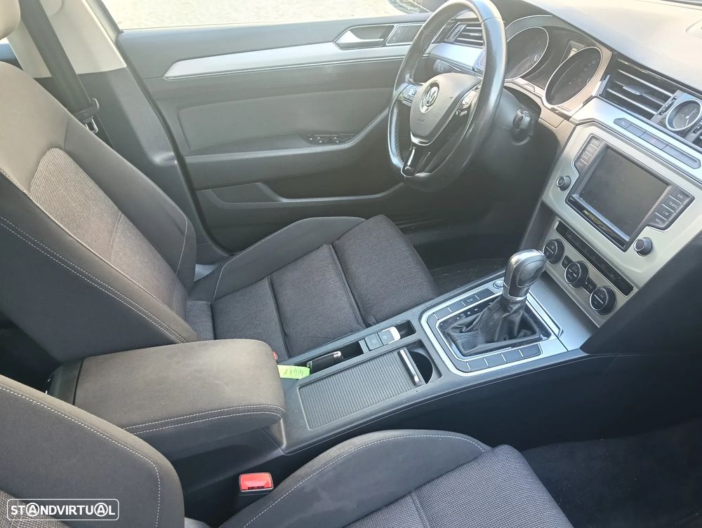 VW Passat Variant 1.6 TDI Highline DSG - 24