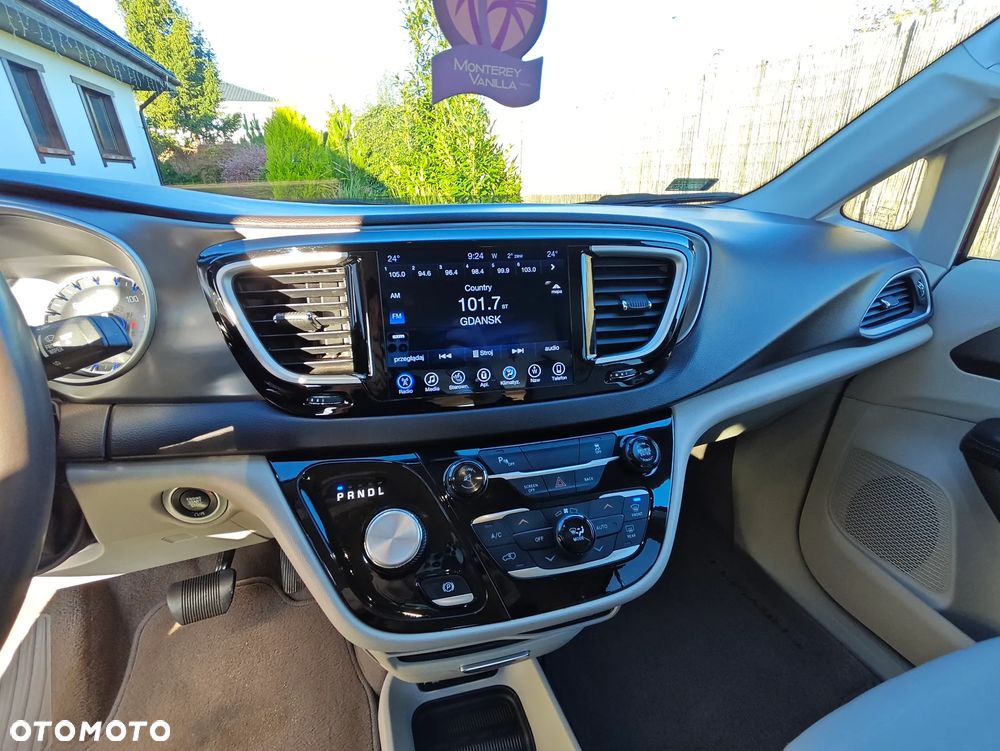 Chrysler Pacifica - 11