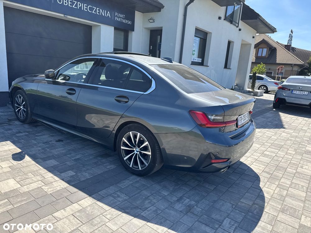 BMW Seria 3 318d mHEV - 23