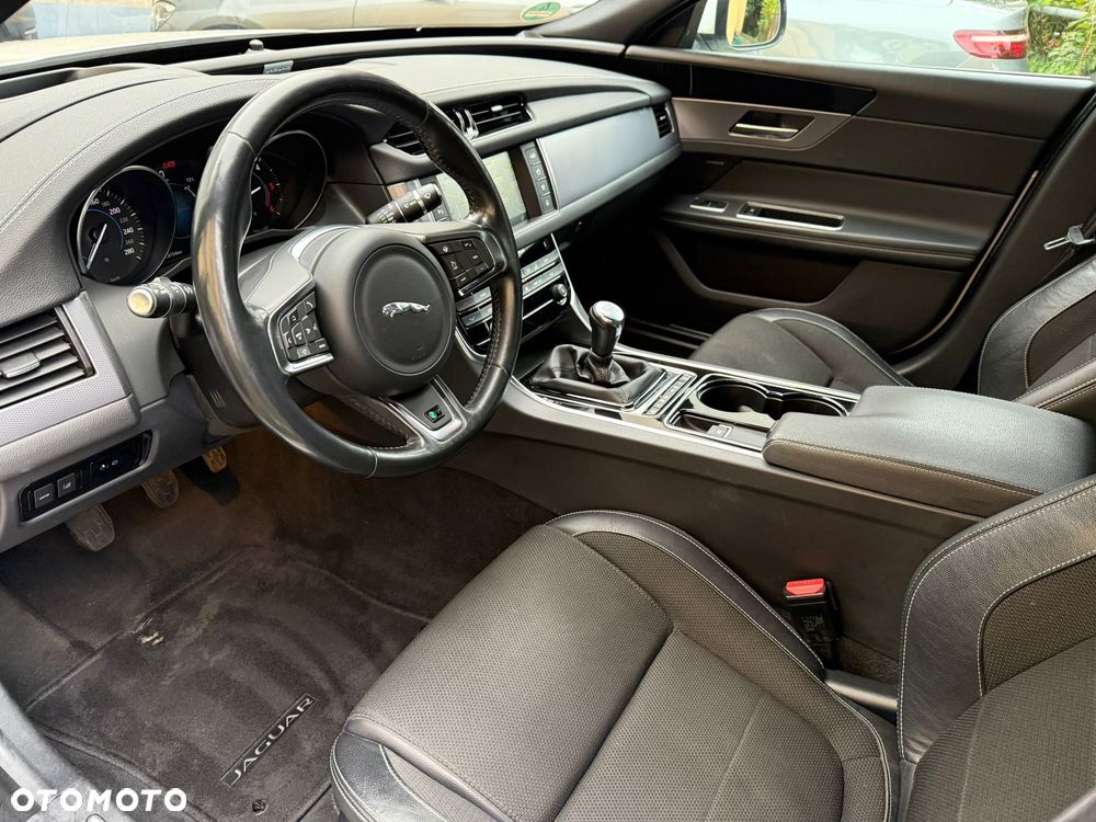 Jaguar XF - 10