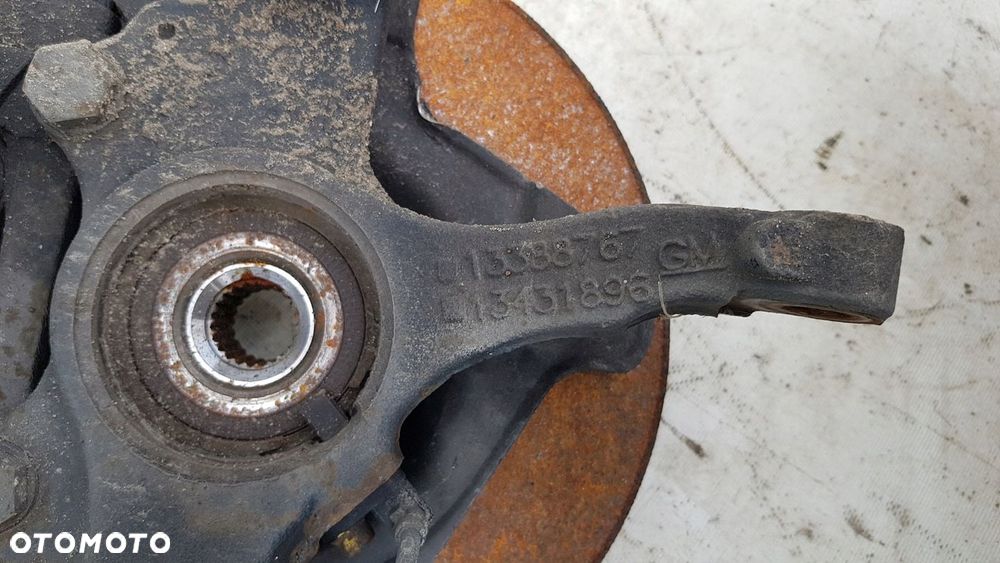 zwrotnica amortyzator lewa przód Opel Adam 1.4 - 8