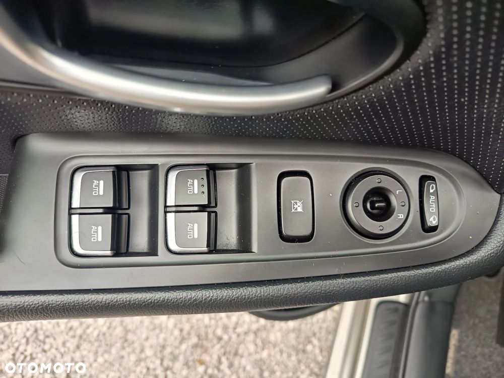 Kia Carens 1.7 CRDi 141 Dream Team Edition - 30