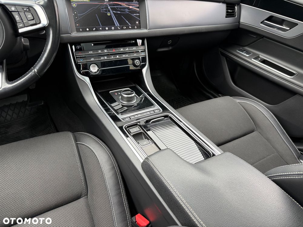 Jaguar XF 2.0 i4D R-Sport - 33