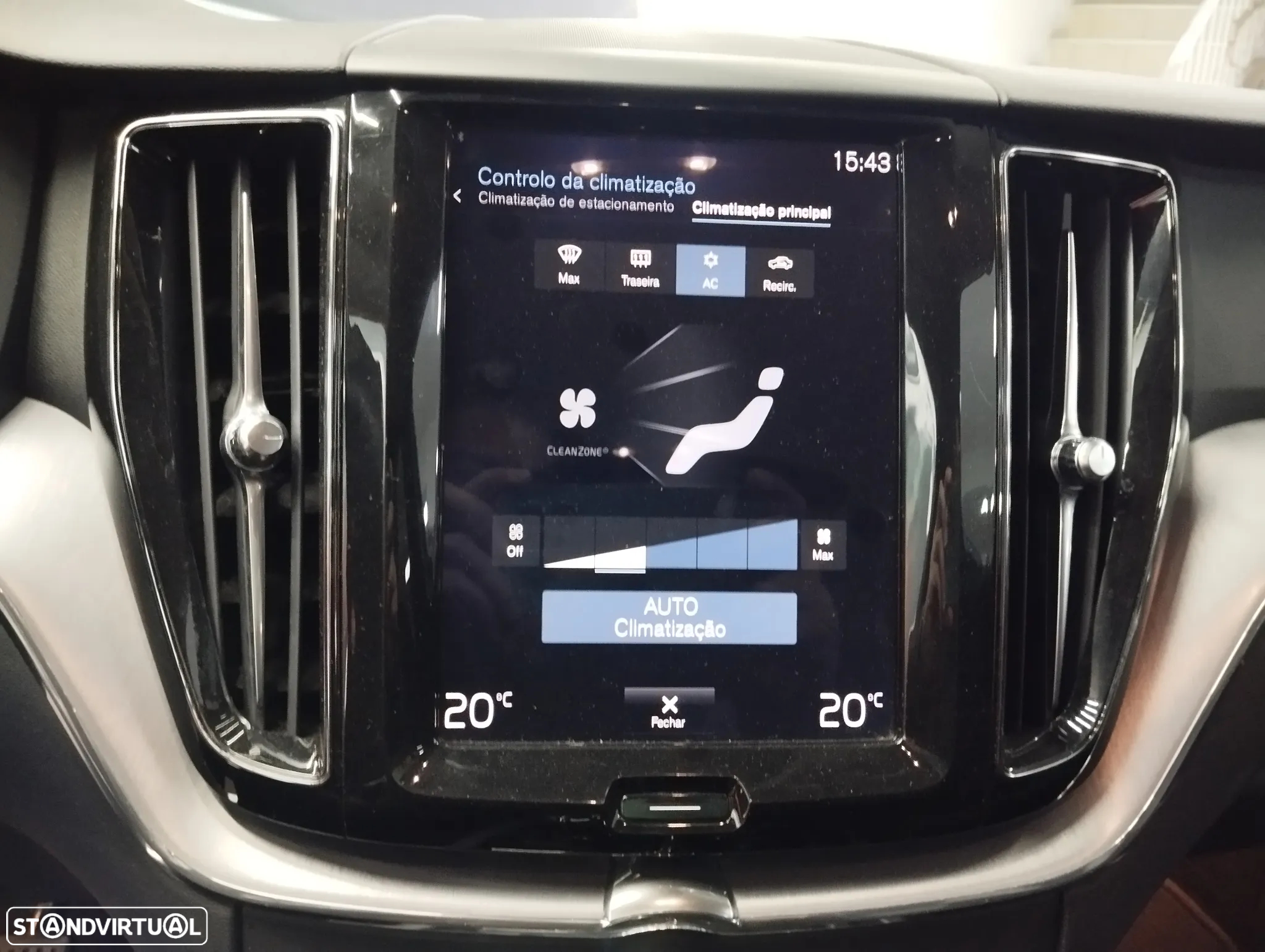 Volvo XC 60 2.0 D4 Momentum Plus Geartronic - 28